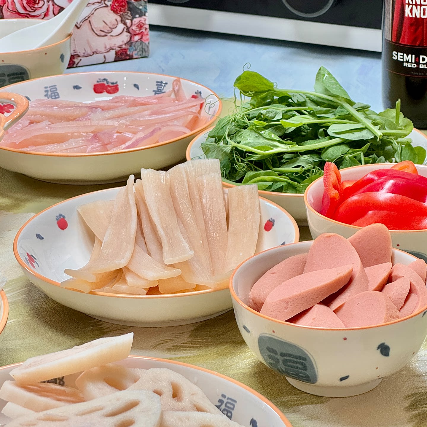 釉下彩碗碟套装家用2025新款高颜值陶瓷福字餐具乔迁送礼碗筷盘子