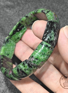 天然红绿宝手排 弧形手牌 红绿黑交织矿纹 弹力手链 个性矿石饰品