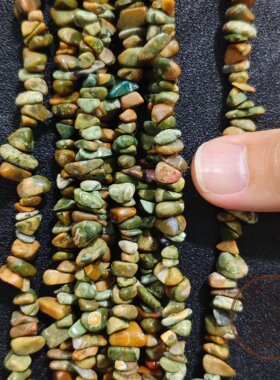天然雀仔石打孔碎石串珠 DIY随形珠子 红色绿色黄色相间