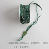 Зеленая красная лента, подарочная коробка, упаковка с бантиком