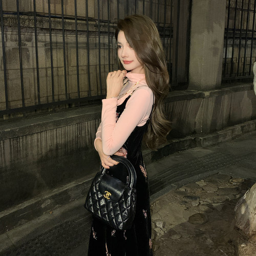 AMNANA法式气质套装轻奢刺绣丝绒吊带连衣裙女高领长袖针织打底衫 - 图2