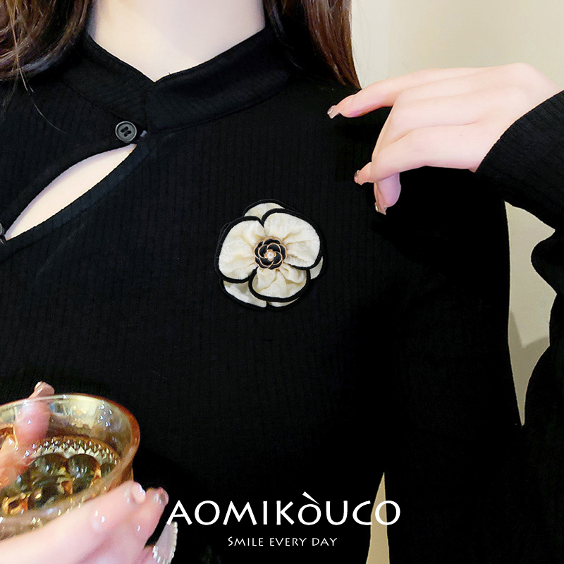 小香风珍珠山茶花手工布艺胸针气质双层花朵别针轻奢连衣裙配饰品 - 图0