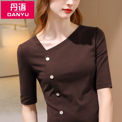 Дизайнерская белая приятная телу демисезонная осенняя футболка, тренд сезона, V-образный вырез