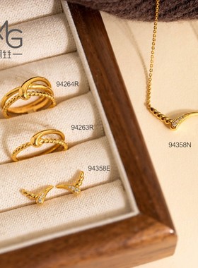 周生生黄金追风系列风戒指