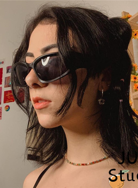 宝蓝色时尚墨镜未来感朋克风