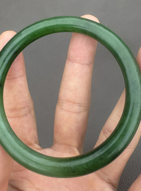 和田玉俄料碧玉细腻油润菠菜绿卡57mm手镯Q