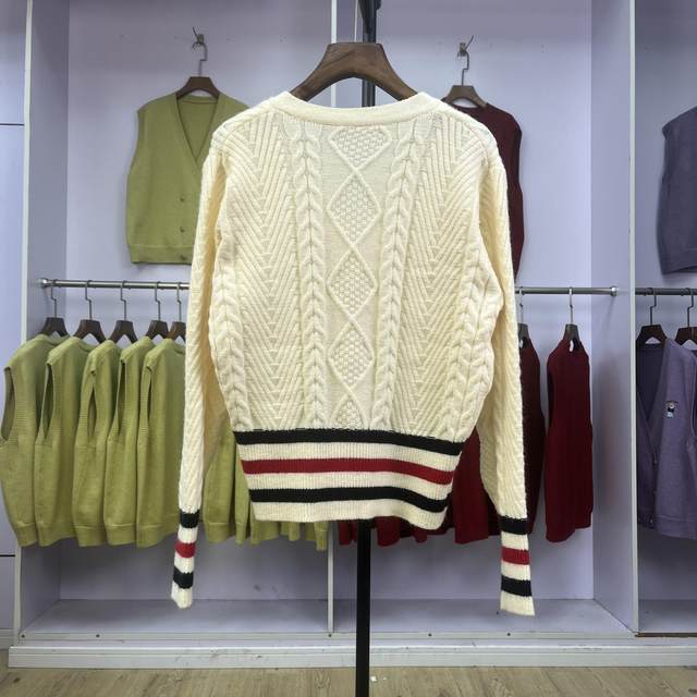 924 Autumn and winter V-neck knitted jacket rhombus twisted sweater thickened college style gentle temperament long-sleeved top