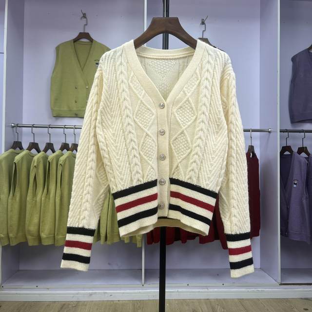 924 Autumn and winter V-neck knitted jacket rhombus twisted sweater thickened college style gentle temperament long-sleeved top