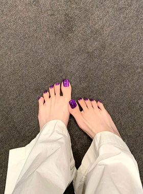 脚上做这个紫色美甲可太有feel了
