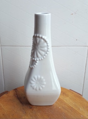 陶瓷浮雕花纹家居摆设花瓶