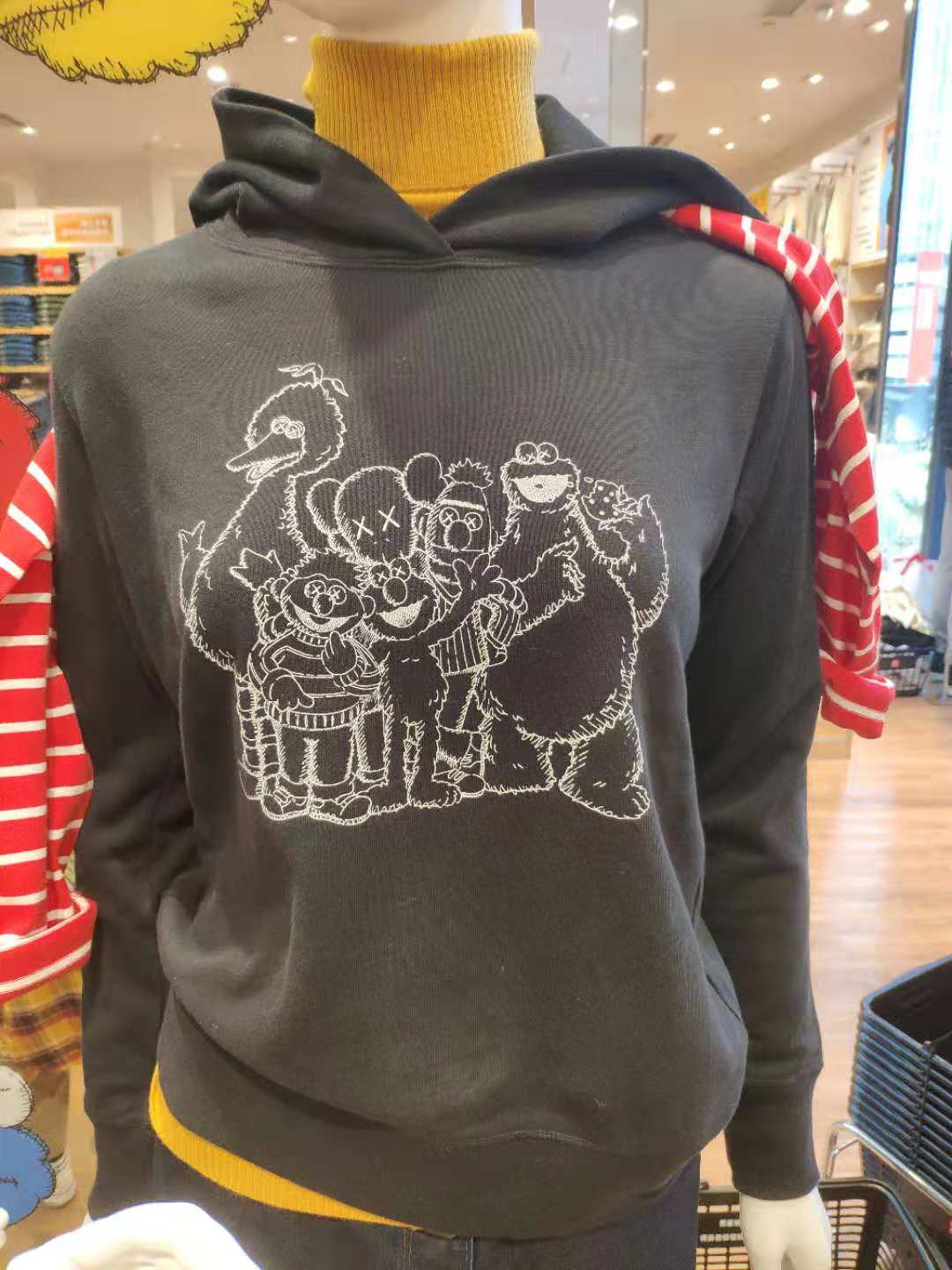 女款连帽套头uniqlo优衣库芝麻街联名kaws卫衣情侣装UT米奇mickey