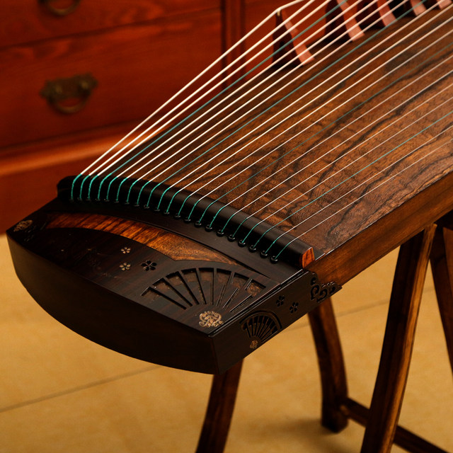Han Palace solid wood small guzheng, well tuned and shipped with accessories