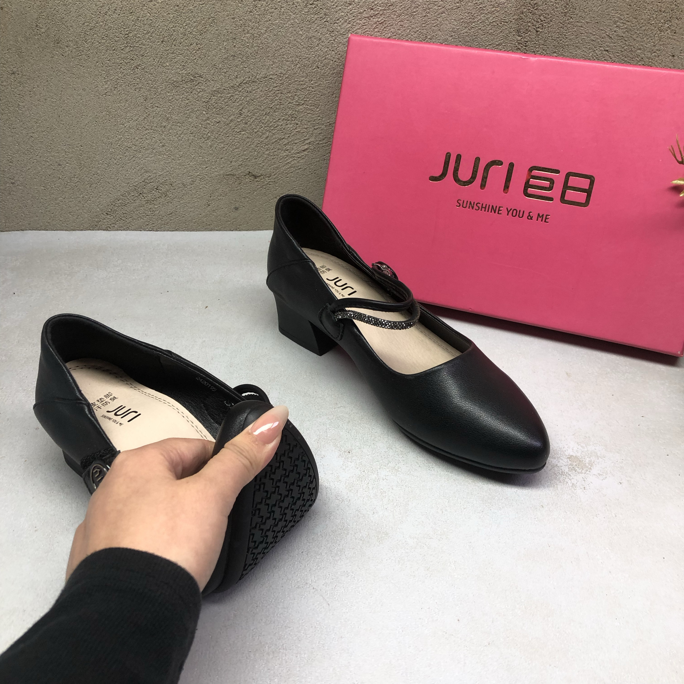 真皮3W0195黑色粗跟一字带魔术贴水钻软底浅口玛丽珍单鞋时尚百搭,淘宝优惠券,粉丝福利购,淘宝优惠卷