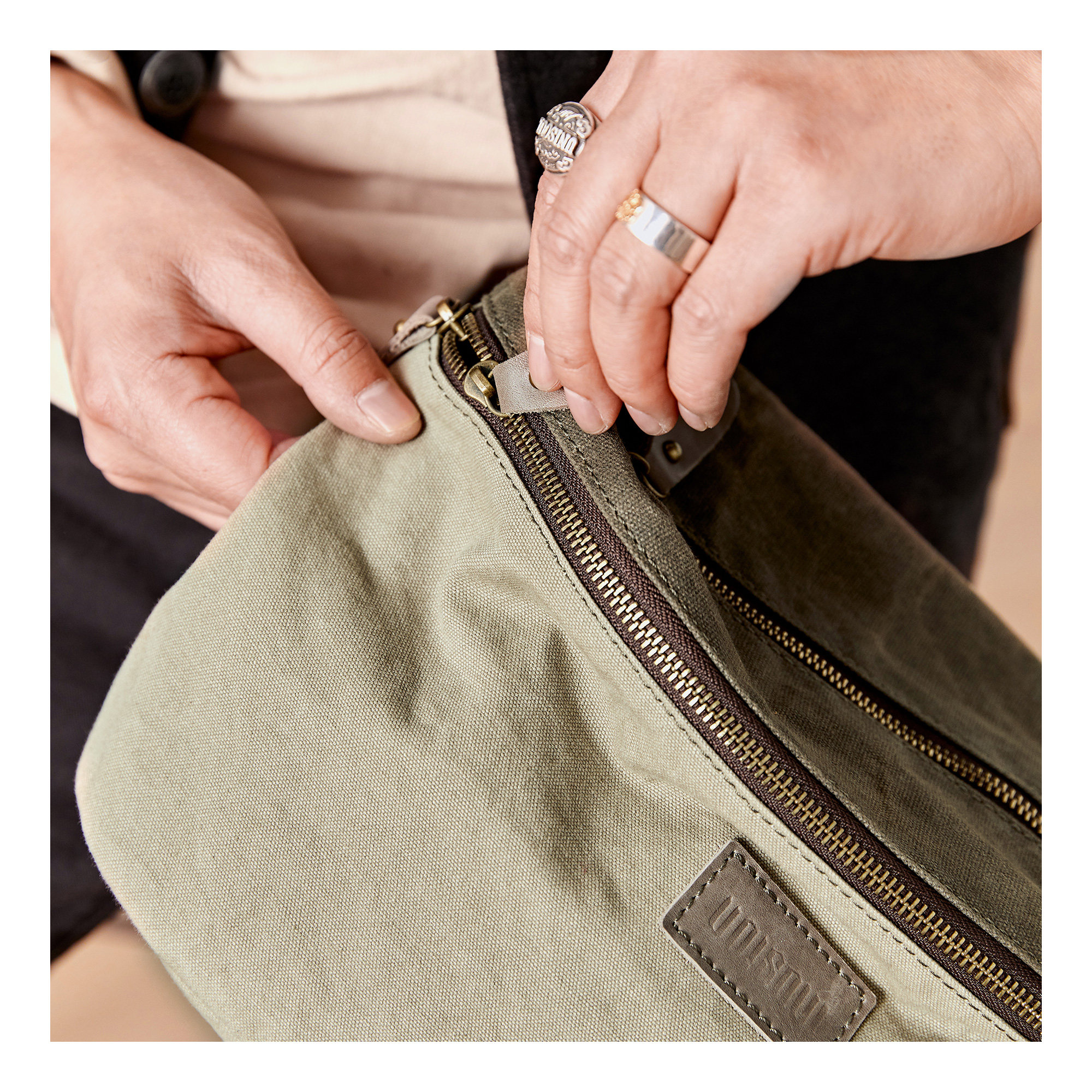 男帆布潮牌休闲小背包新款斜挎包 UNISOUL男士包袋