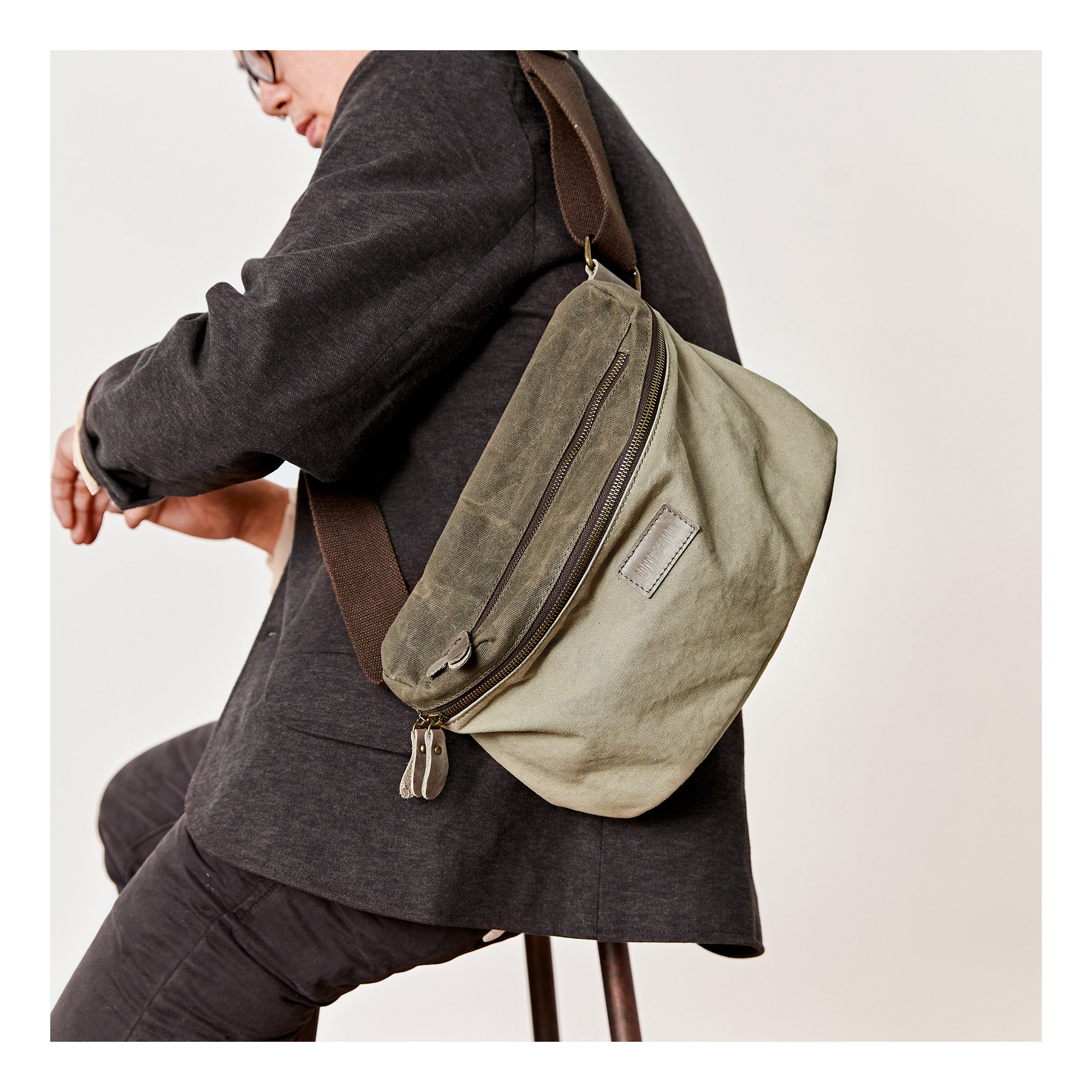 男帆布潮牌休闲小背包新款斜挎包 UNISOUL男士包袋