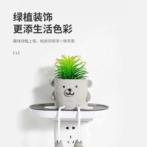 На стене на стене на стене полки хранения на стене