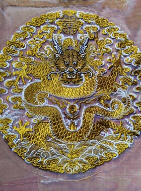 欧根金色龙图腾刺绣文玩朝服