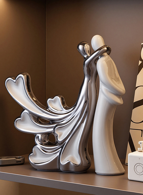 轻奢高档相拥情侣装饰品摆件