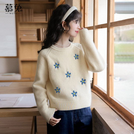 慕兔甜美花朵刺绣短款毛衣女2025冬季新款小个子圆领长袖针织上衣