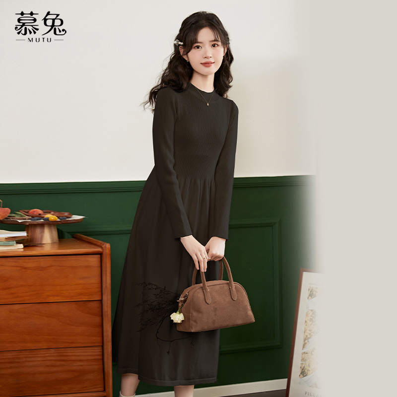 慕兔配大衣长袖针织连衣裙女秋季2025新款高级感内搭毛衣打底长裙 - 图1