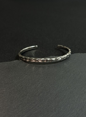 小心袖口 原创锤纹不规则手镯开口小众高级感男女百搭手环配饰