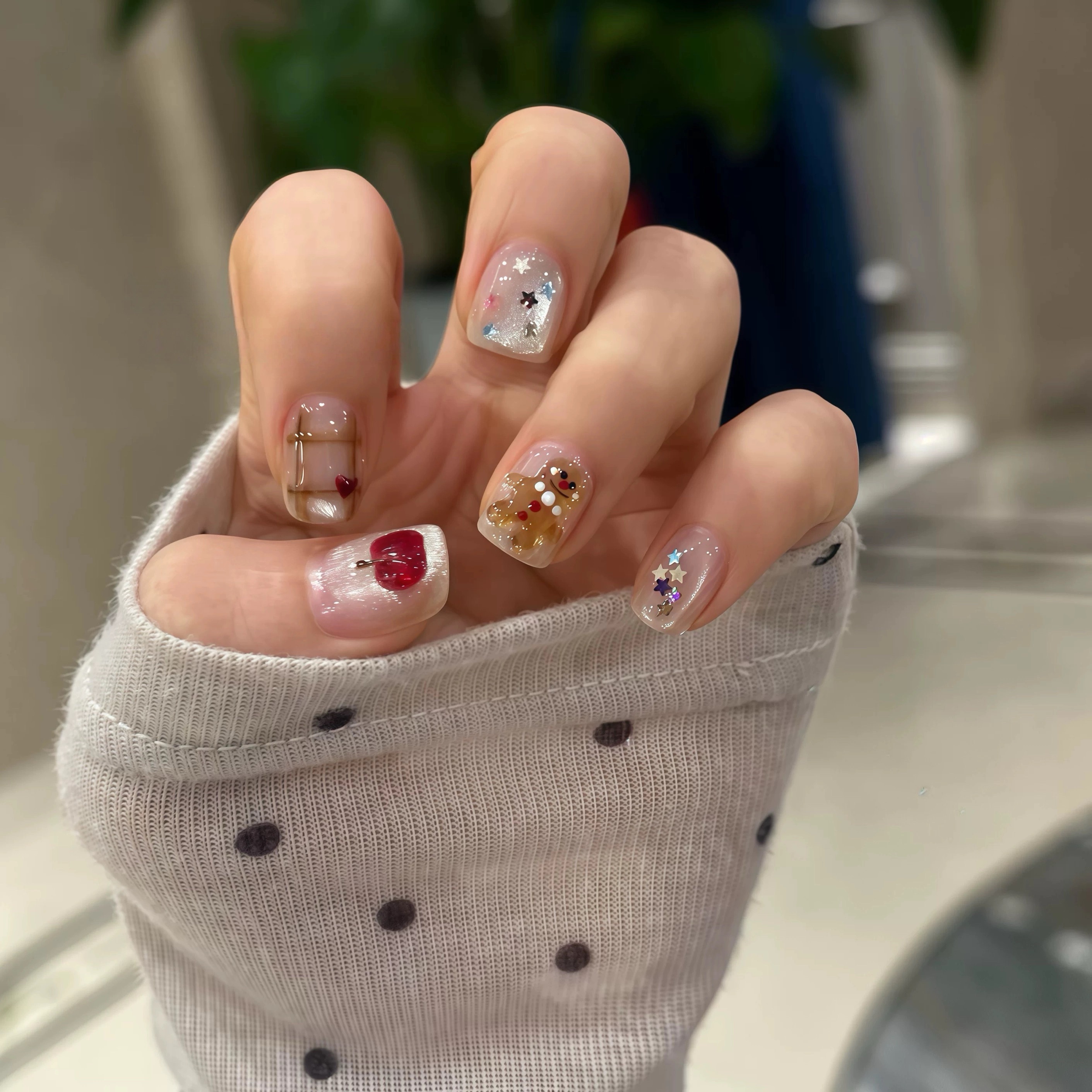 圣诞节穿戴甲短款高级感韩系可爱手绘苹果姜饼人爆闪猫眼秋冬美甲 - 图1