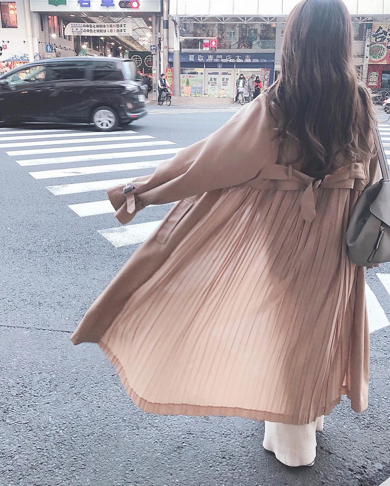后背百褶薄纱拼接风衣外套 近藤千寻演绎 春 19 背影杀 爆款来袭 后背百褶薄纱拼接风衣外套 近藤千寻演绎 春 19 背影杀 爆款来袭