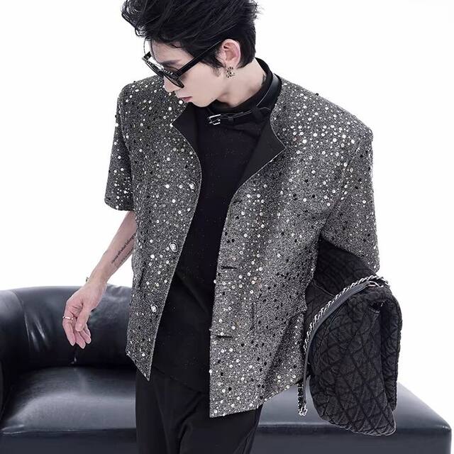ການອອກແບບ niche ສັ້ນ sequined shoulder pad ເສື້ອ jacket ແຂນສັ້ນສໍາລັບຜູ້ຊາຍ summer light luxury high-end top half-sleeved ສໍາລັບຜູ້ຊາຍ