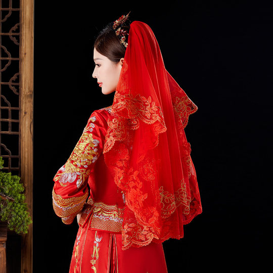 La mariée qui veut se marier, hijab rouge, voile, costume rouge Xiuhe