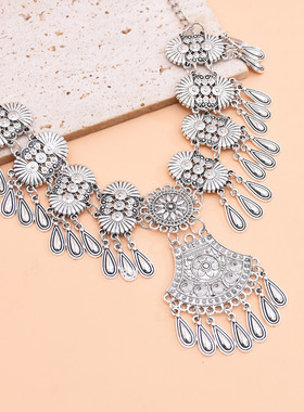 哈萨克族新疆旅游写真流苏项链女