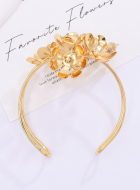 轻奢金色花朵开口手镯高级感臂镯