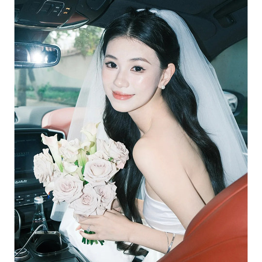 Forest style wedding dress certificate simple white puffy veil