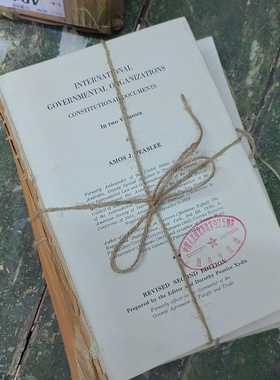 泛黄麻绳外文旧书二手古董书道具复古英文书籍装饰摆件捆书本老书