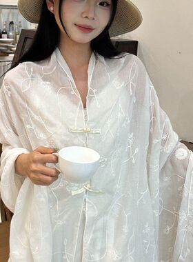 民族风白色刺绣花卉盘扣防晒披肩女夏季百搭薄款旅游拍照外搭开衫