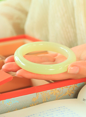 新疆和田玉老坑料黄口手镯女款大气优雅圆条玉镯57mm圈口小清新