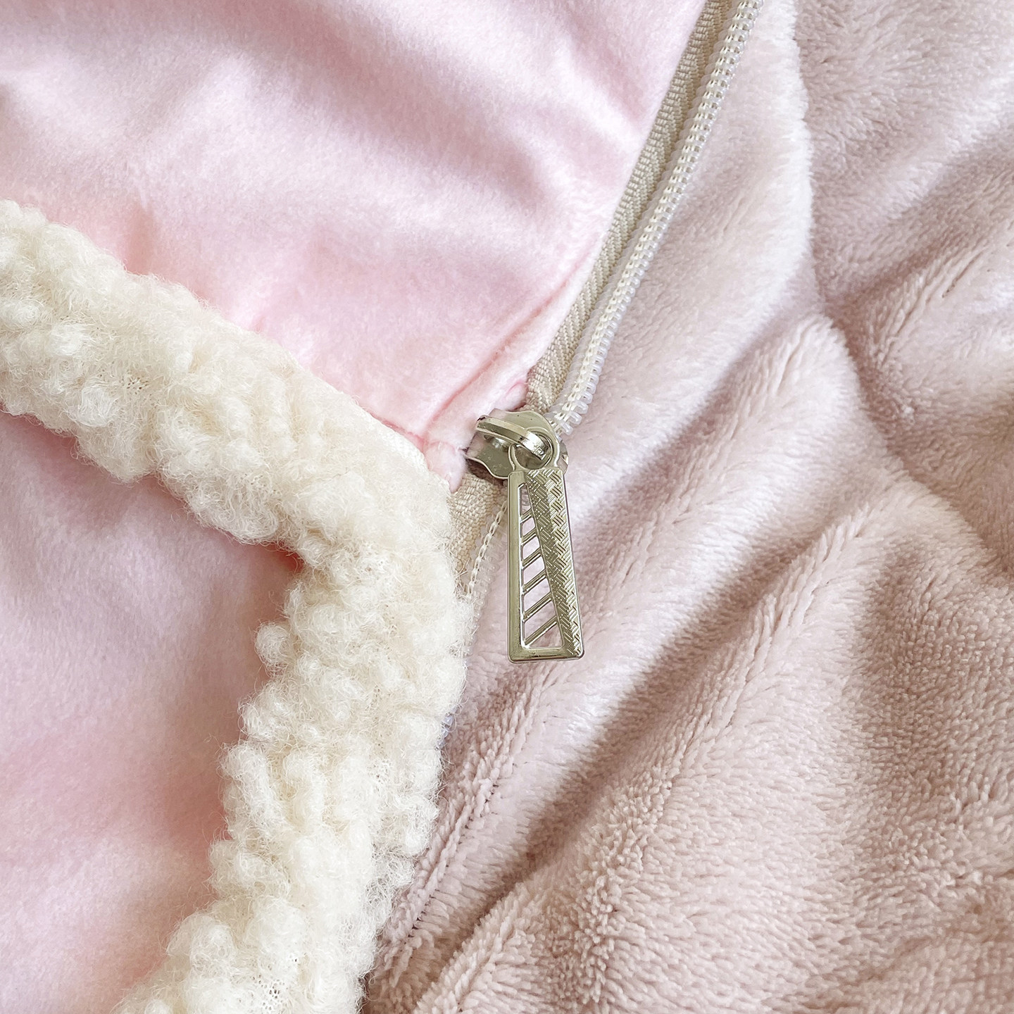 可爱卡通儿童抱枕被子两用牛奶绒冬天午睡枕头靠垫办公室午休盖毯 - 图3