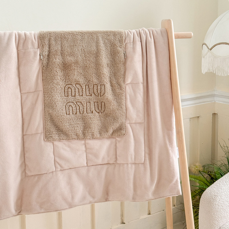 糯叽叽牛奶绒抱枕被子两用冬天加厚折叠毯办公室午睡毯车载靠背枕,淘宝优惠券,粉丝福利购,淘宝优惠卷