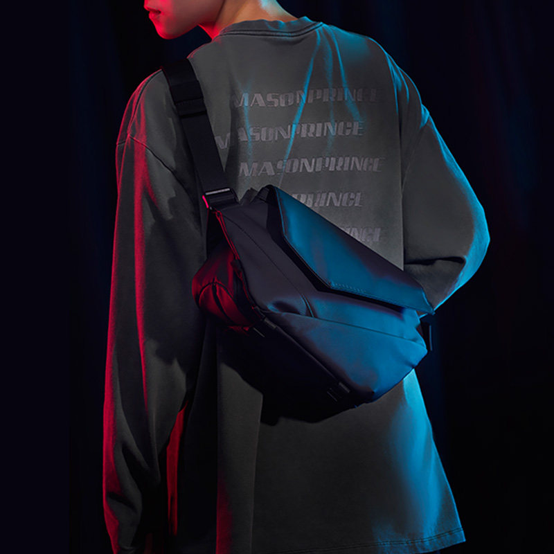 雷神黑鞘斜跨包简约男士运动款男包 thunderobot双肩背包