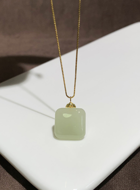 18k金天然和田玉小无事牌吊坠