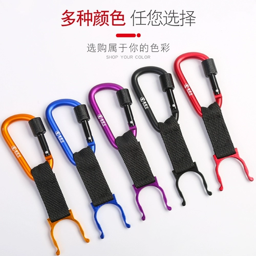 Пряжка для бутылки с водой на открытом воздухе