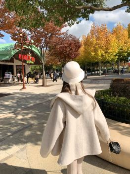 ລູກສາວ Mengmeng Ja Liuyang off-white waist hooded cloak double-sided woolen coat women's short temperament coat