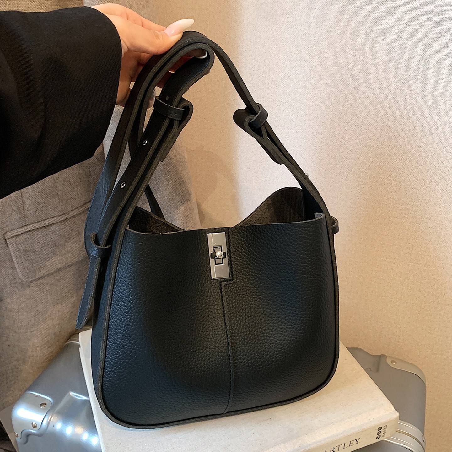 【有小包】大象灰荔枝纹水桶包单肩斜挎包2026新款百搭上班通勤包,淘宝优惠券,粉丝福利购,淘宝优惠卷