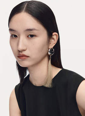 【灵感搭配】AUM噢姆2025年秋季新款时尚休闲流苏形金属马毛耳链