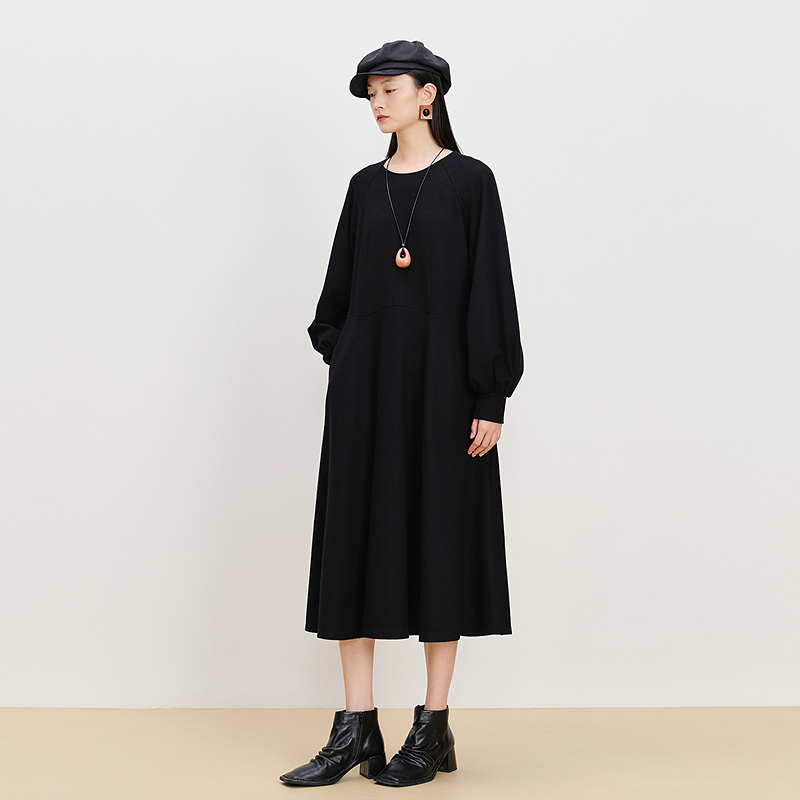 【商场同款】AUM噢姆冬季羊绒澳毛针织呢灯笼袖黑色连衣裙长裙女 - 图1