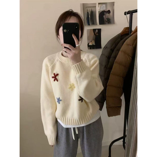 圆领毛衣女冬季宽松温柔风设计感绣花软糯加厚针织衫打底内搭上衣 - 图3