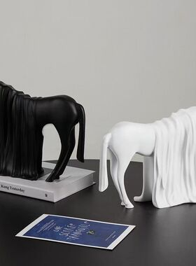 创意简约树脂半身马桌面摆件