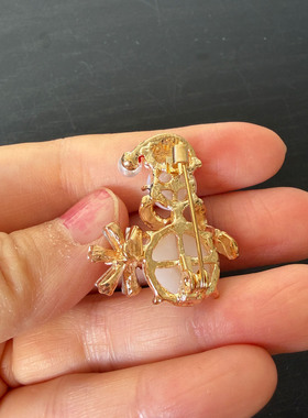 创意款仿珍珠小雪人圣诞造型别针胸针