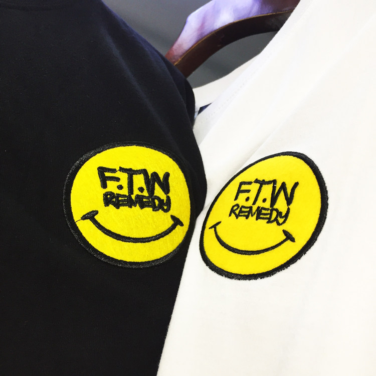 21新款夏青春潮流徽章仔笑脸logo宽松百搭可爱搞怪纯棉短袖t恤 猪猪淘宝优惠券 和好朋友一起省钱