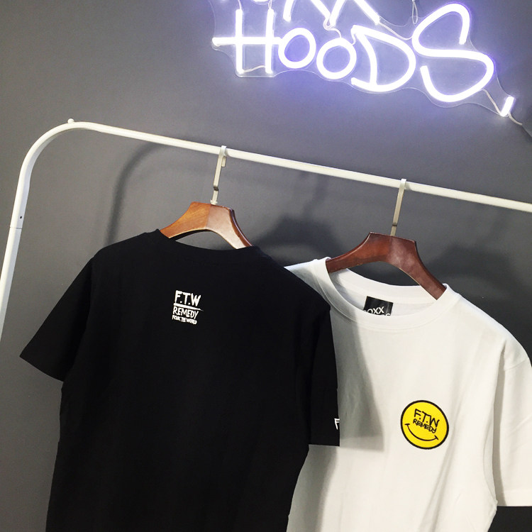 21新款夏青春潮流徽章仔笑脸logo宽松百搭可爱搞怪纯棉短袖t恤 猪猪淘宝优惠券 和好朋友一起省钱