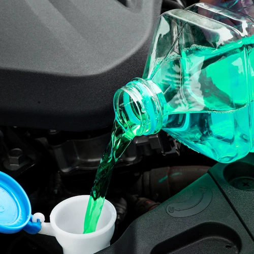 Автомобильная стеклянная вода Антифриз зимой, чтобы удалить дождевую воду стеклоочистителя